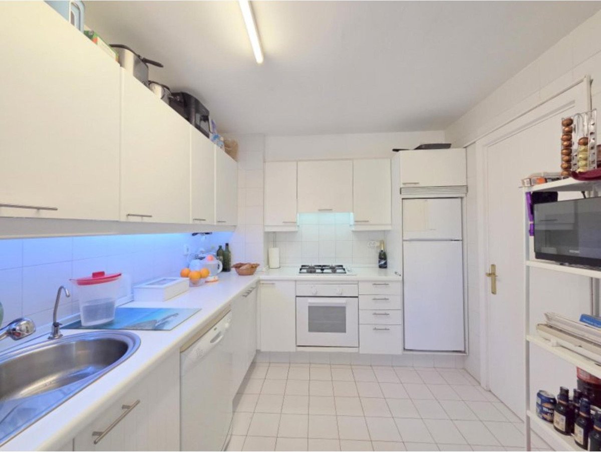 Drei-Zimmer-Wohnung mit 20 m² Terrasse in der Nähe von Duquesa Marina, Manilva, Spanien
