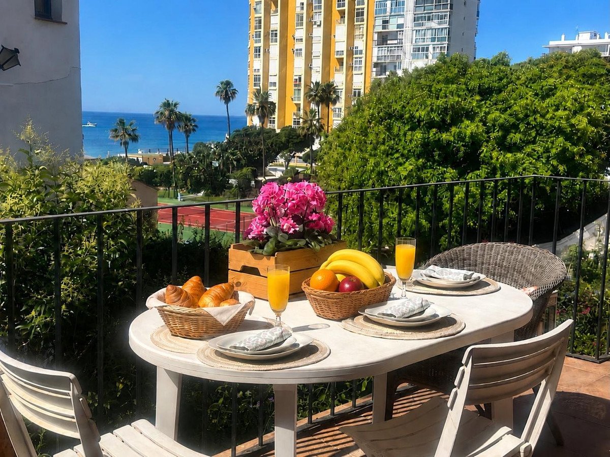 Anlageobjekt: Maisonette-Wohnung mit touristischer Lizenz, 100 m vom Strand entfernt und mit Meerblick, Mijas, Spanien