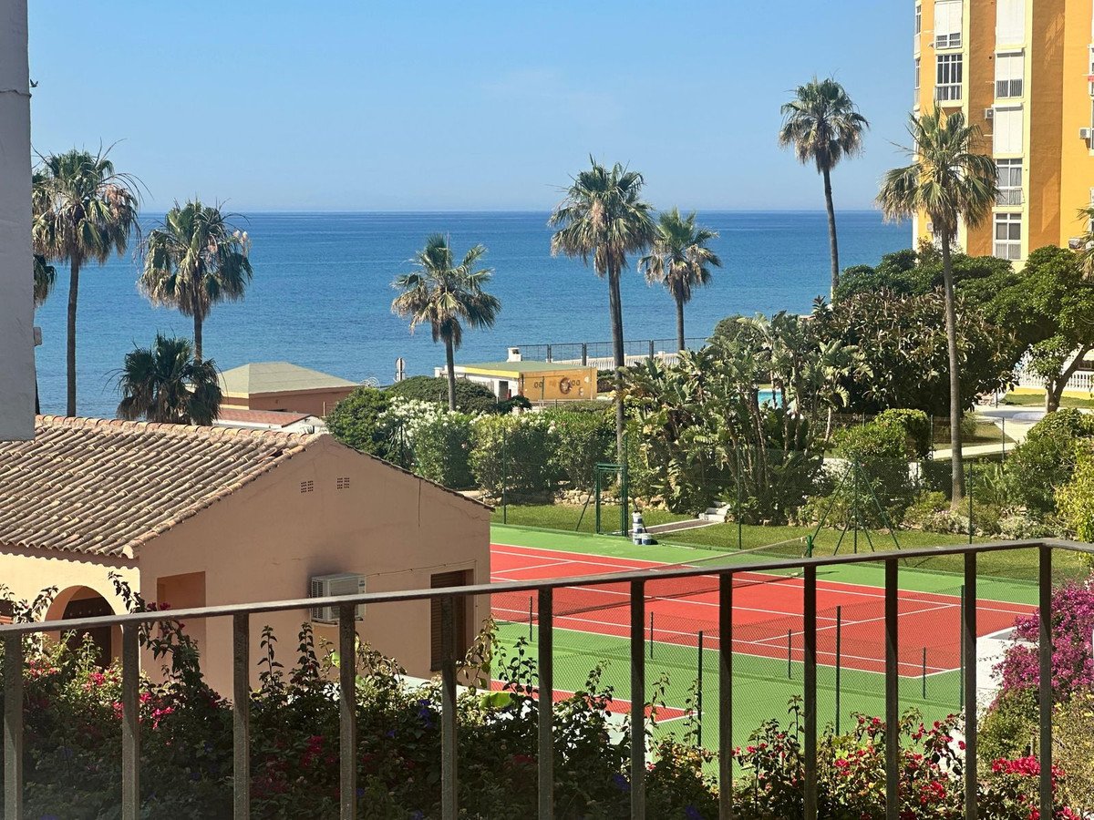 Anlageobjekt: Maisonette-Wohnung mit touristischer Lizenz, 100 m vom Strand entfernt und mit Meerblick, Mijas, Spanien