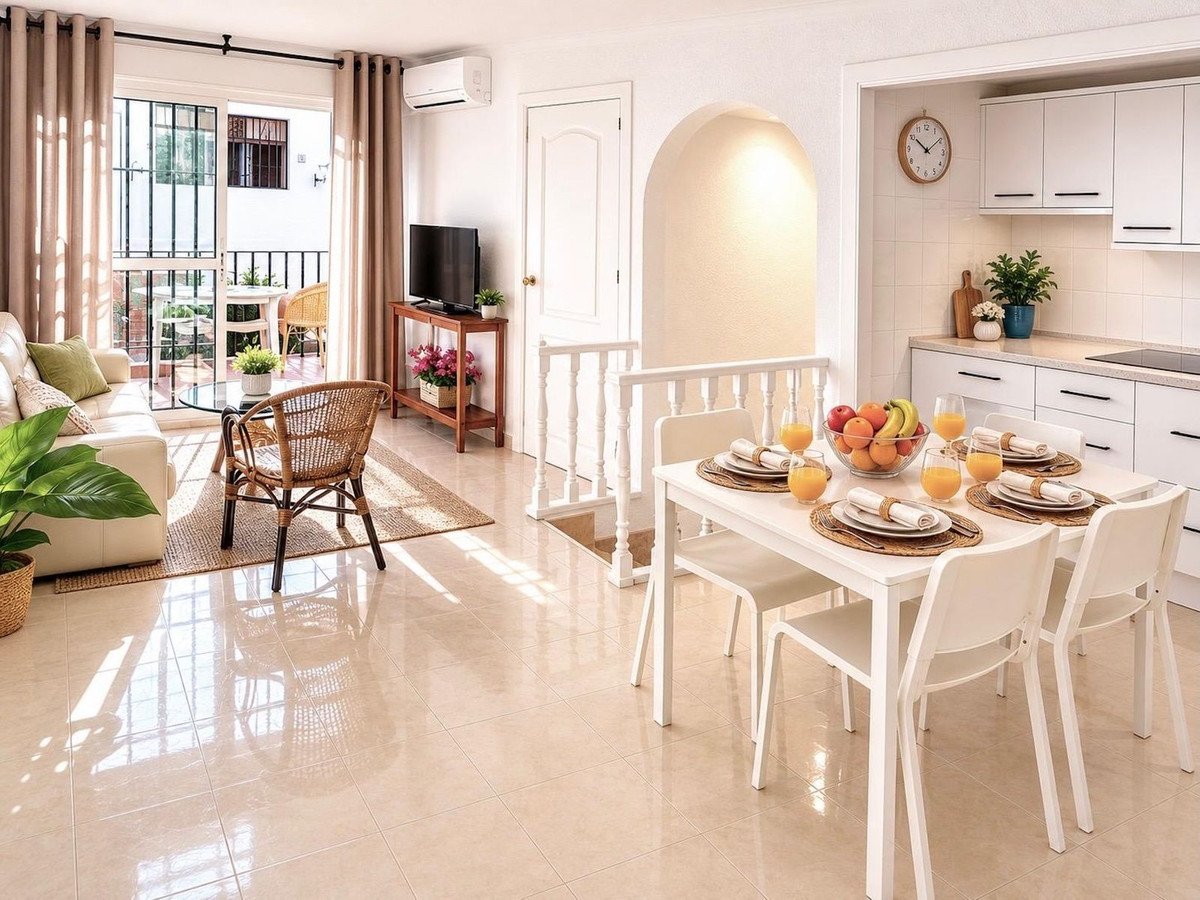 Anlageobjekt: Maisonette-Wohnung mit touristischer Lizenz, 100 m vom Strand entfernt und mit Meerblick, Mijas, Spanien
