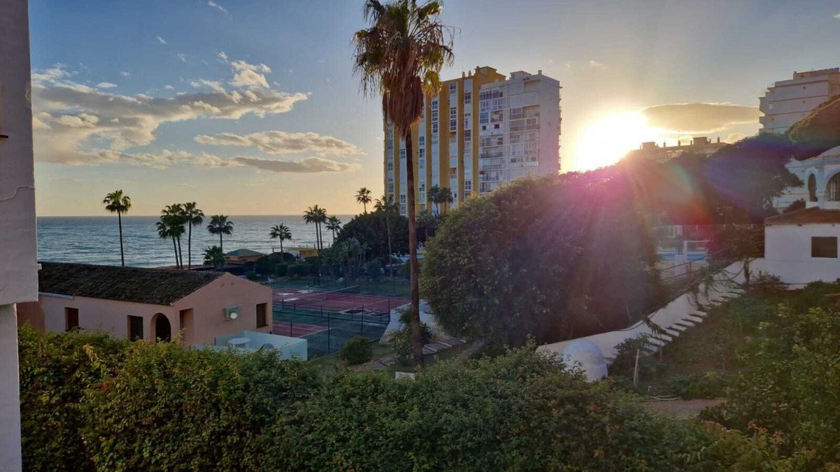 Anlageobjekt: Maisonette-Wohnung mit touristischer Lizenz, 100 m vom Strand entfernt und mit Meerblick, Mijas, Spanien