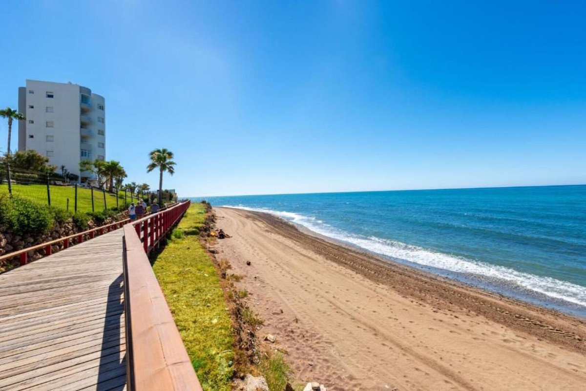 Anlageobjekt: Maisonette-Wohnung mit touristischer Lizenz, 100 m vom Strand entfernt und mit Meerblick, Mijas, Spanien