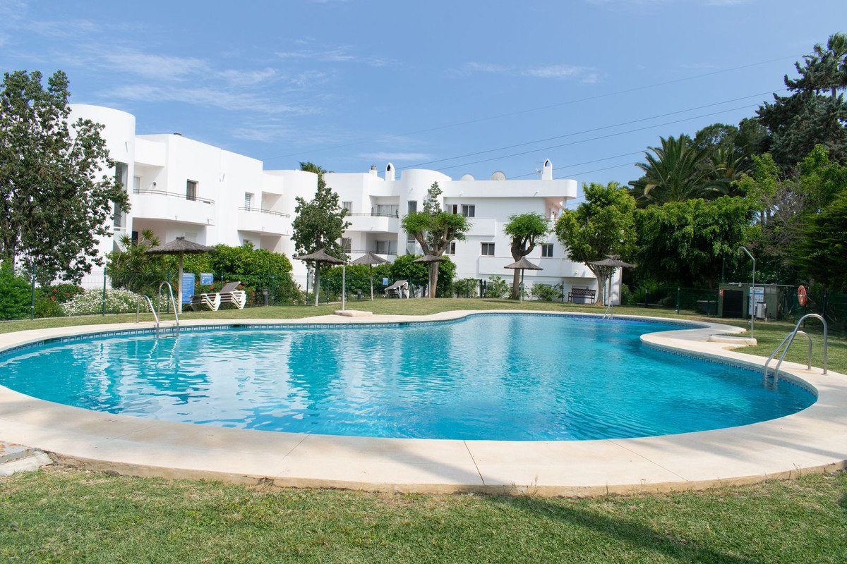 Renovierte Kapitalanlage-Wohnung mit touristischer Lizenz und zwei Terrassen am Golfplatz, Estepona, Spanien