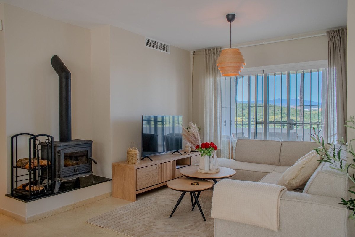 Renovierte Kapitalanlage-Wohnung mit touristischer Lizenz und zwei Terrassen am Golfplatz, Estepona, Spanien