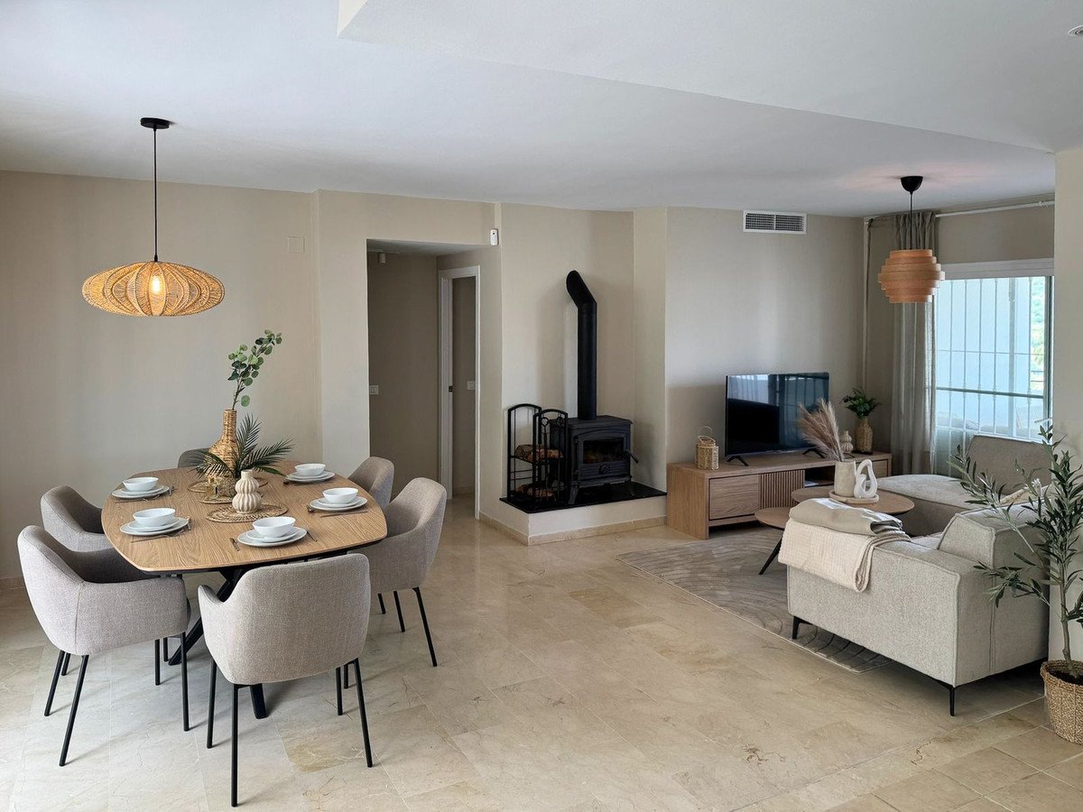 Renovierte Kapitalanlage-Wohnung mit touristischer Lizenz und zwei Terrassen am Golfplatz, Estepona, Spanien
