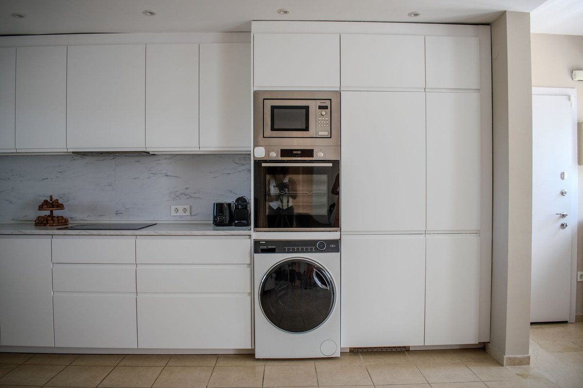 Renovierte Kapitalanlage-Wohnung mit touristischer Lizenz und zwei Terrassen am Golfplatz, Estepona, Spanien