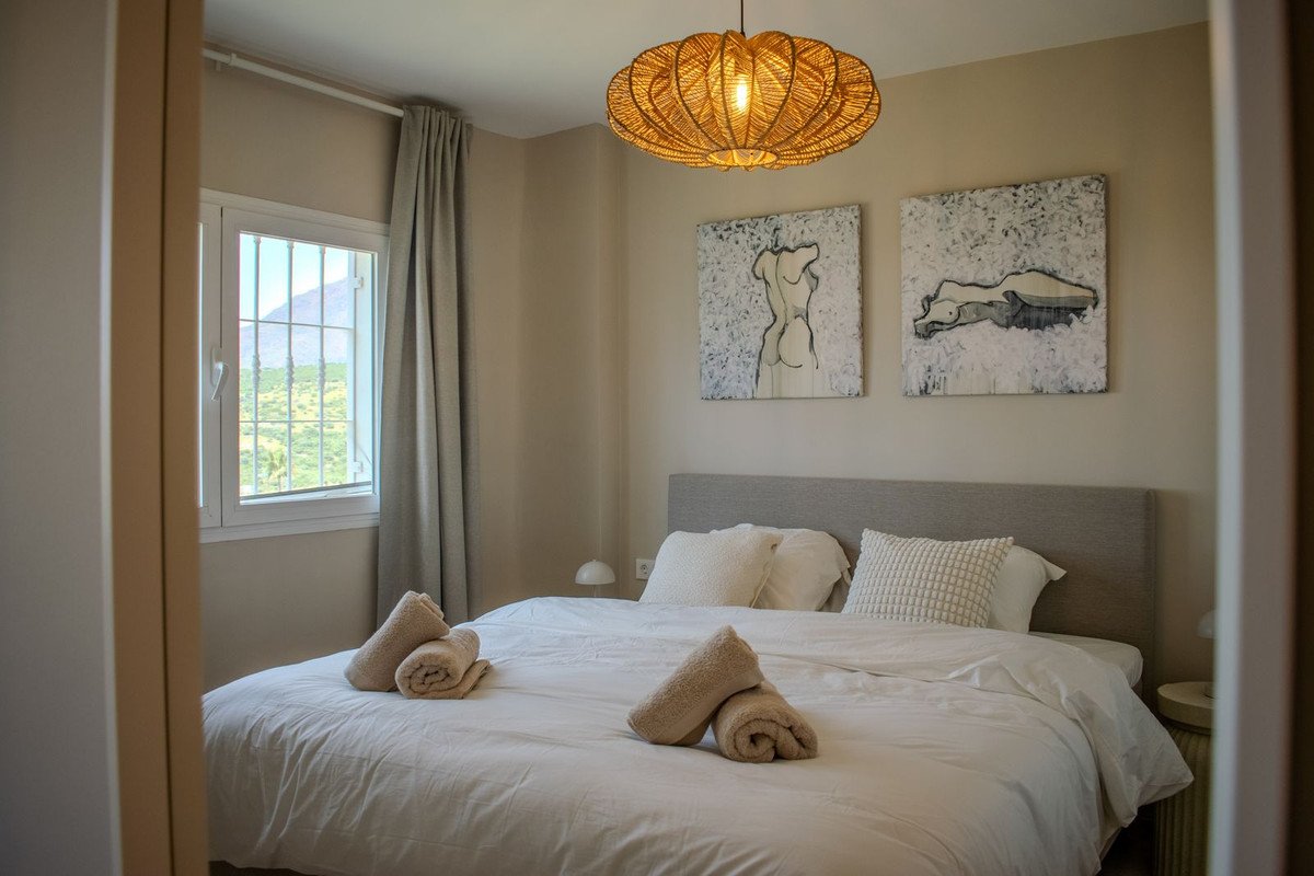 Renovierte Kapitalanlage-Wohnung mit touristischer Lizenz und zwei Terrassen am Golfplatz, Estepona, Spanien