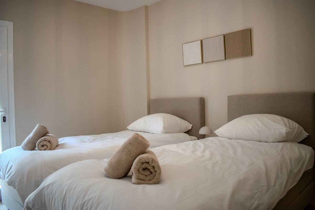 Renovierte Kapitalanlage-Wohnung mit touristischer Lizenz und zwei Terrassen am Golfplatz, Estepona, Spanien