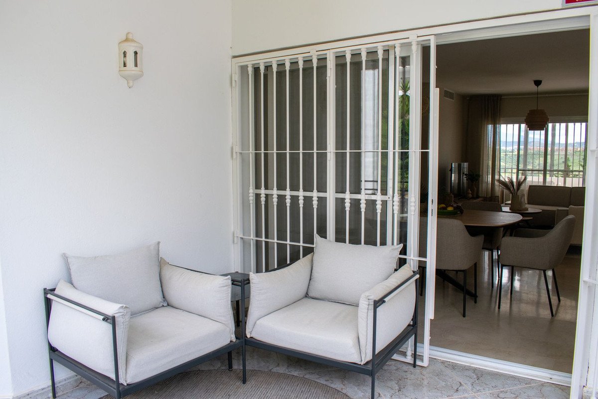 Renovierte Kapitalanlage-Wohnung mit touristischer Lizenz und zwei Terrassen am Golfplatz, Estepona, Spanien
