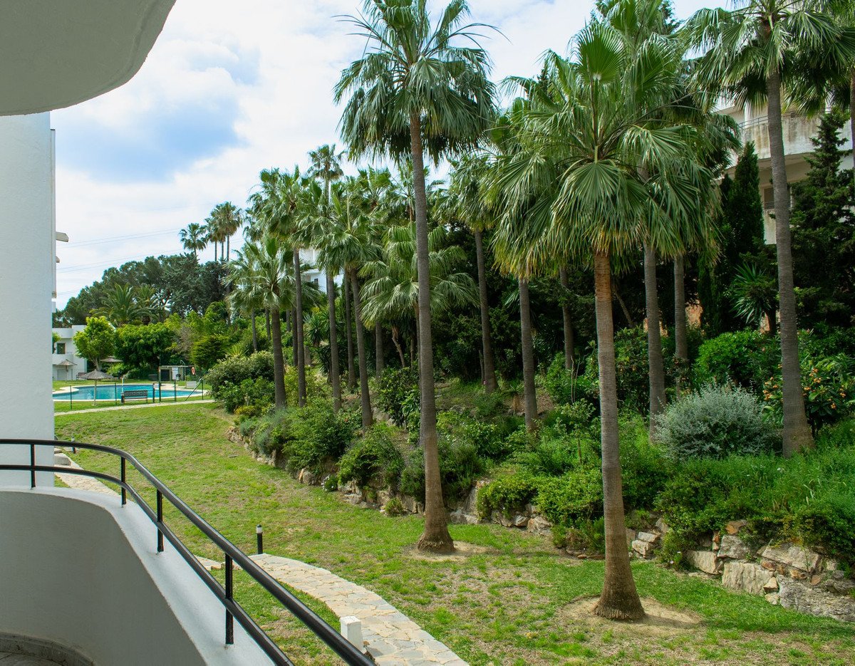 Renovierte Kapitalanlage-Wohnung mit touristischer Lizenz und zwei Terrassen am Golfplatz, Estepona, Spanien