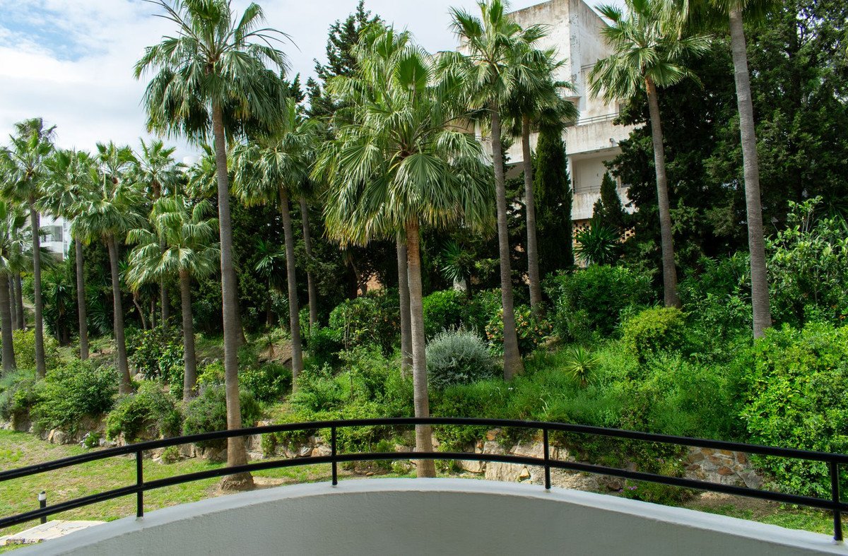Renovierte Kapitalanlage-Wohnung mit touristischer Lizenz und zwei Terrassen am Golfplatz, Estepona, Spanien