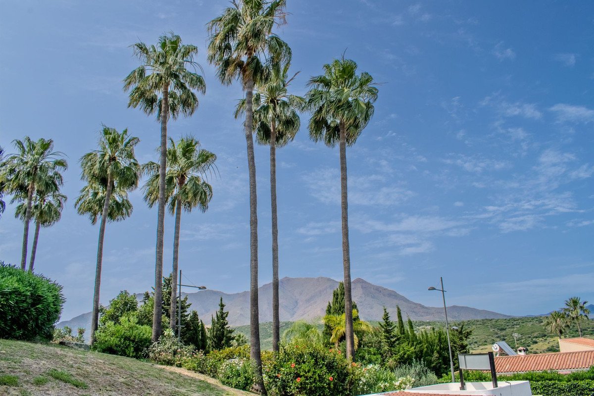 Renovierte Kapitalanlage-Wohnung mit touristischer Lizenz und zwei Terrassen am Golfplatz, Estepona, Spanien