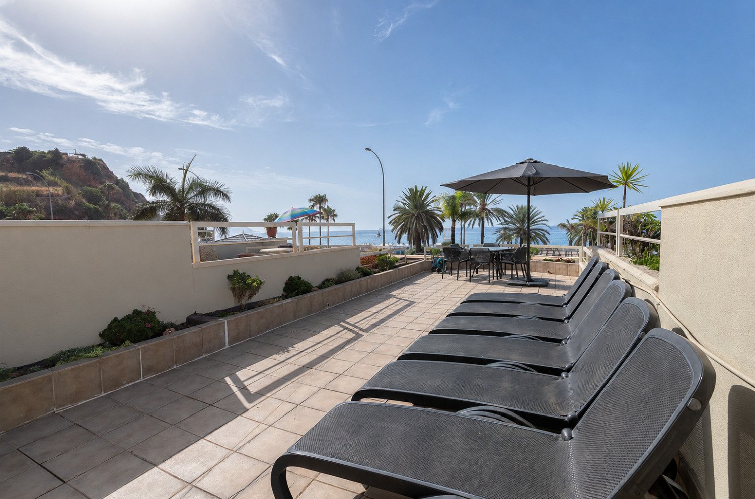 Anlageapartment mit touristischer Lizenz in erster Strandreihe am Strand von Burriana, Nerja, Spanien