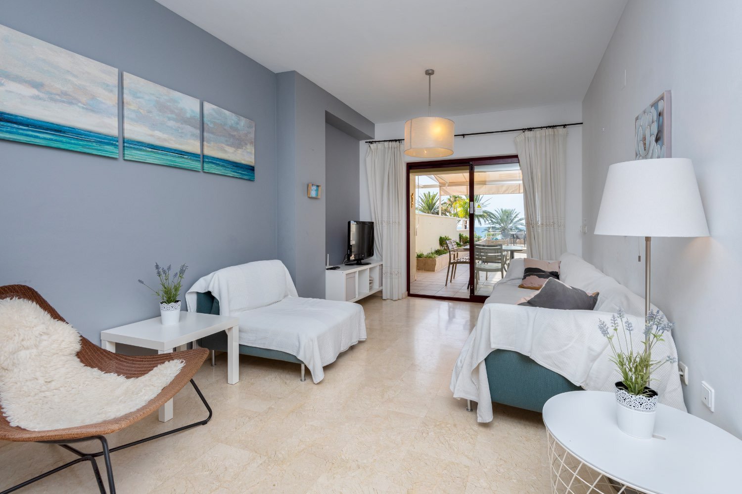 Anlageapartment mit touristischer Lizenz in erster Strandreihe am Strand von Burriana, Nerja, Spanien