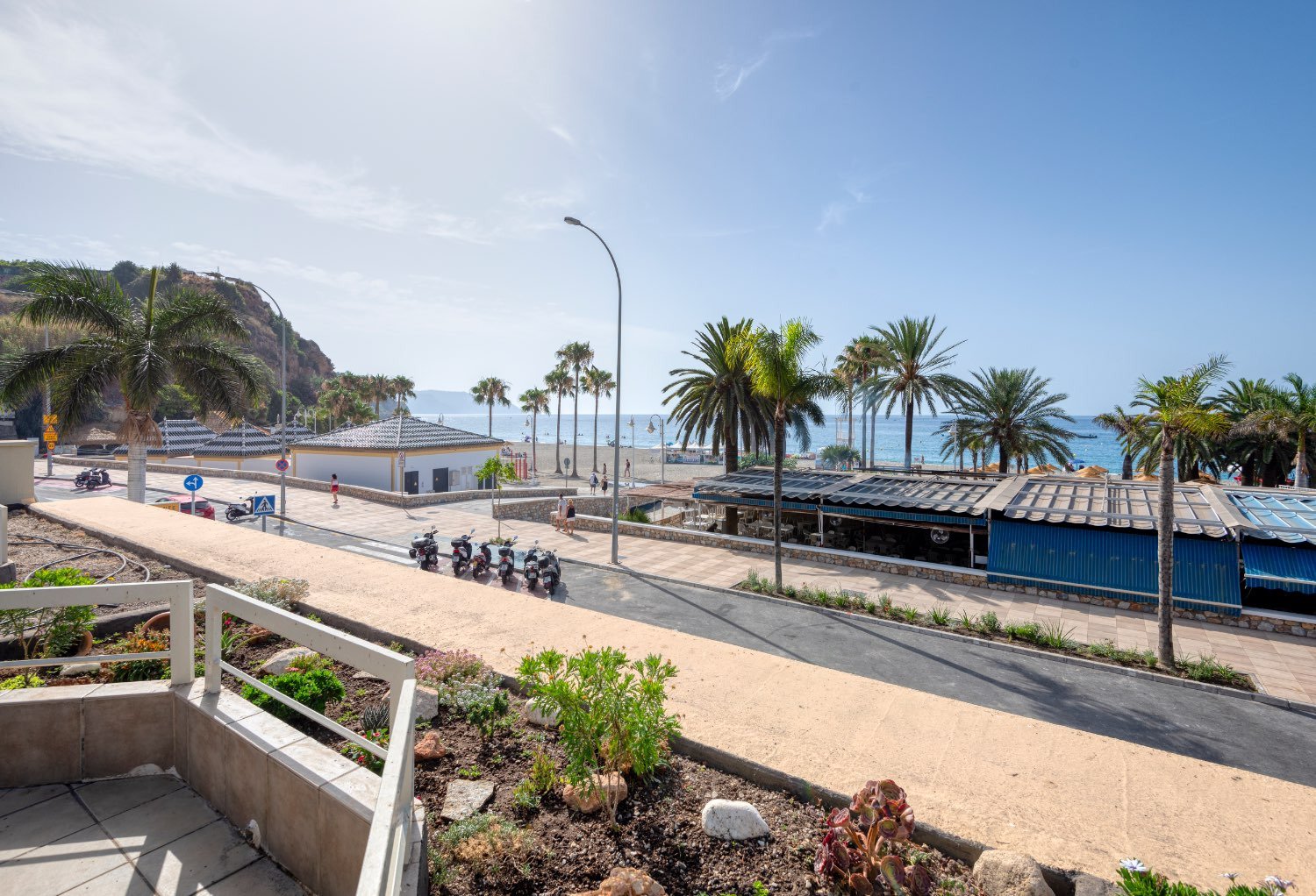 Anlageapartment mit touristischer Lizenz in erster Strandreihe am Strand von Burriana, Nerja, Spanien