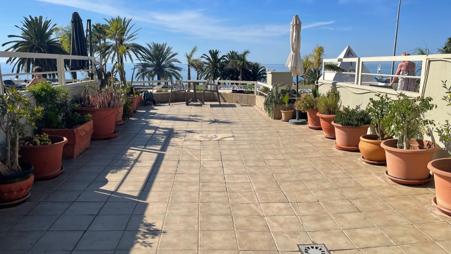 Apartment in erster Strandreihe am Strand von Burriana mit 100 m² Terrasse und Garage, Nerja, Spanien