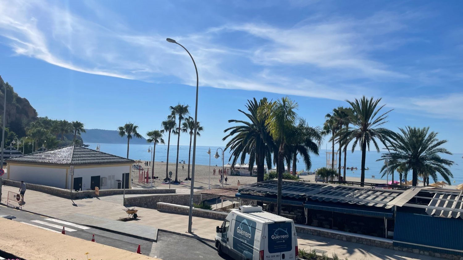 Apartment in erster Strandreihe am Strand von Burriana mit 100 m² Terrasse und Garage, Nerja, Spanien