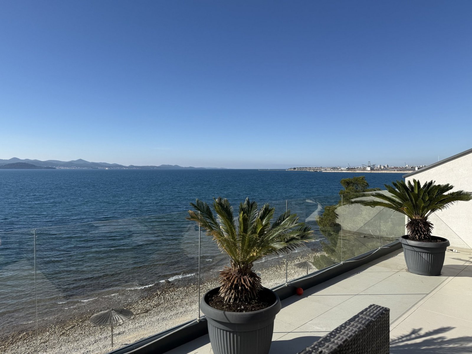 Penthouse in erster Strandreihe mit 45 m² Terrasse und separatem Apartment, Bibinje, Kroatien