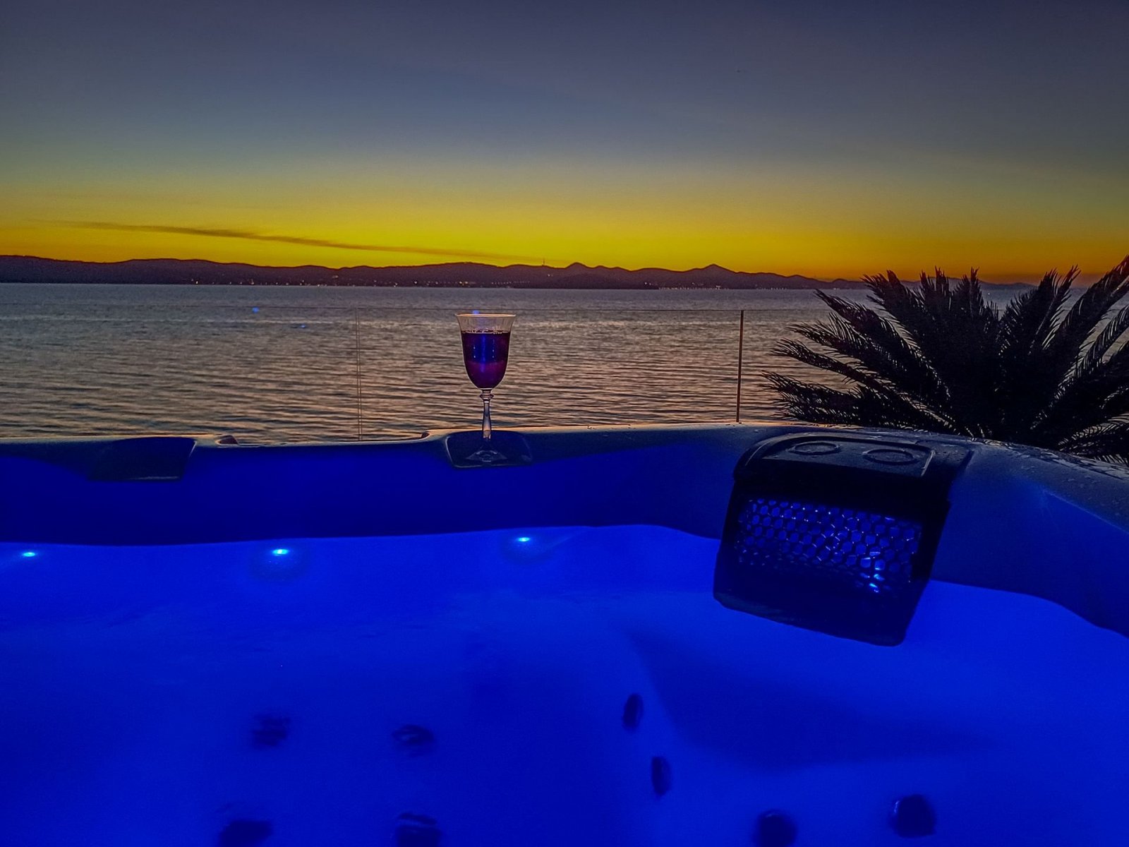 Penthouse in erster Strandreihe mit 45 m² Terrasse und separatem Apartment, Bibinje, Kroatien