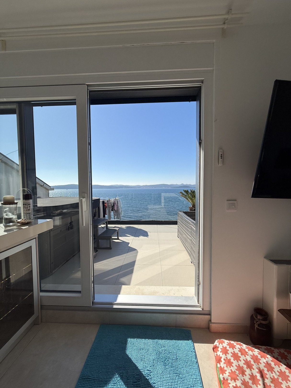 Penthouse in erster Strandreihe mit 45 m² Terrasse und separatem Apartment, Bibinje, Kroatien