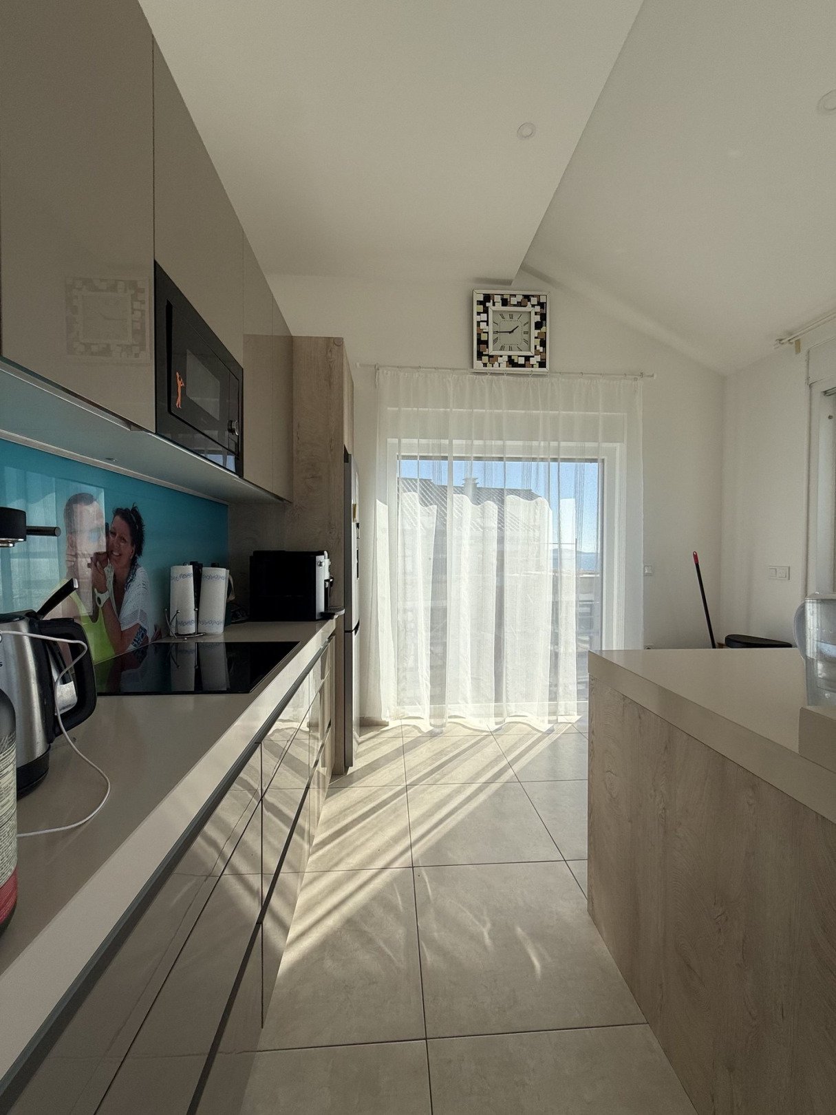 Penthouse in erster Strandreihe mit 45 m² Terrasse und separatem Apartment, Bibinje, Kroatien