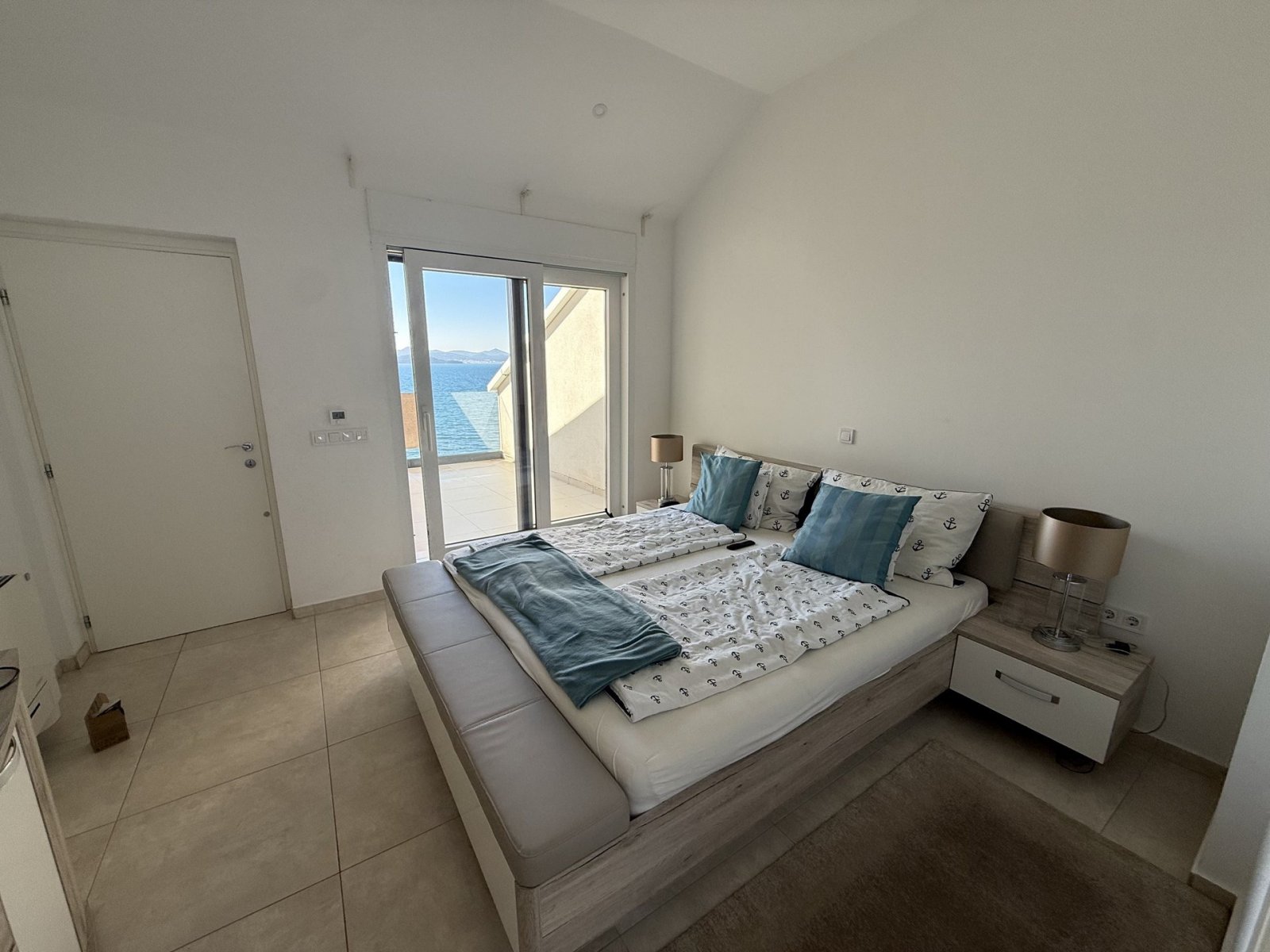 Penthouse in erster Strandreihe mit 45 m² Terrasse und separatem Apartment, Bibinje, Kroatien