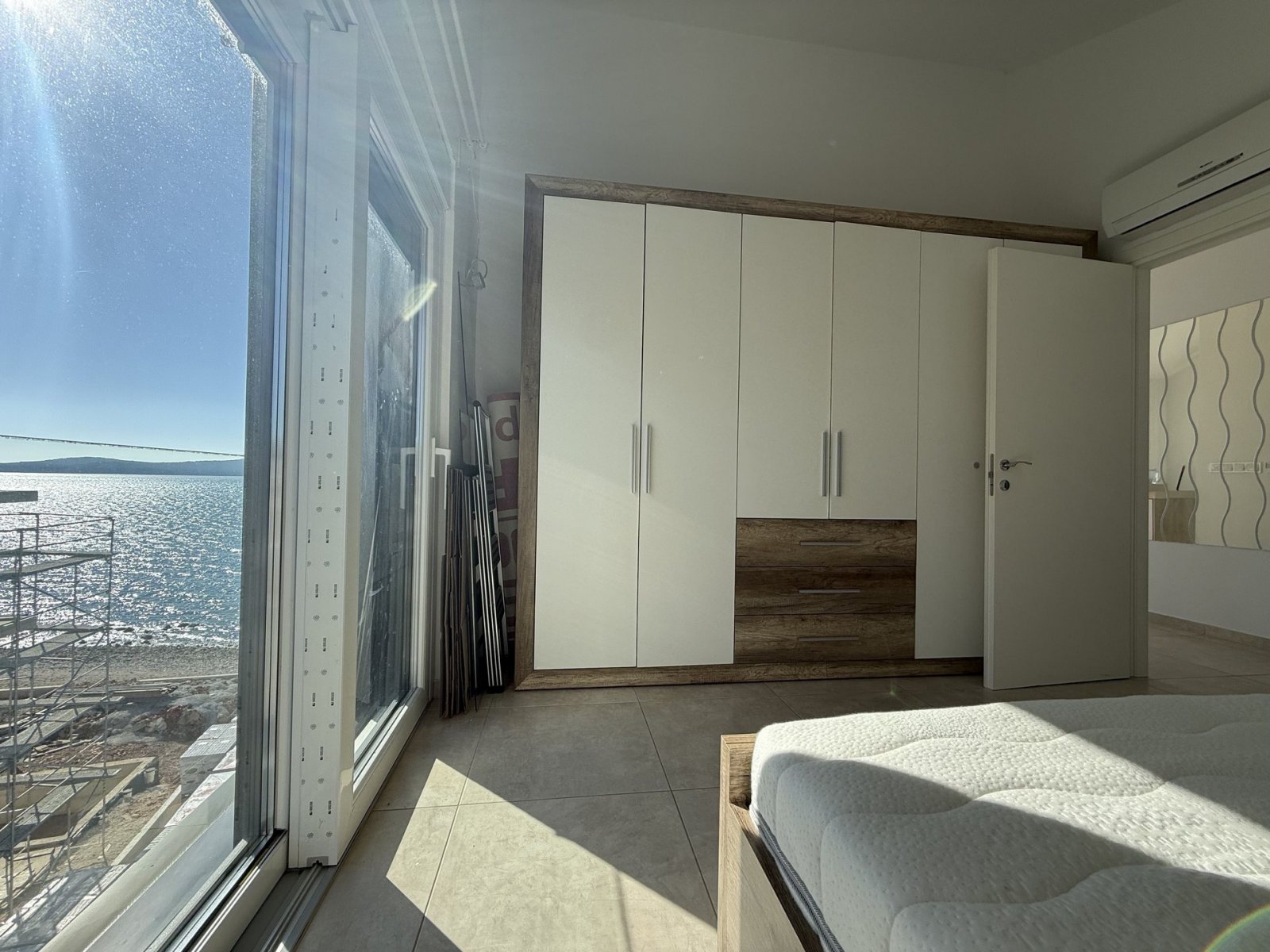 Penthouse in erster Strandreihe mit 45 m² Terrasse und separatem Apartment, Bibinje, Kroatien