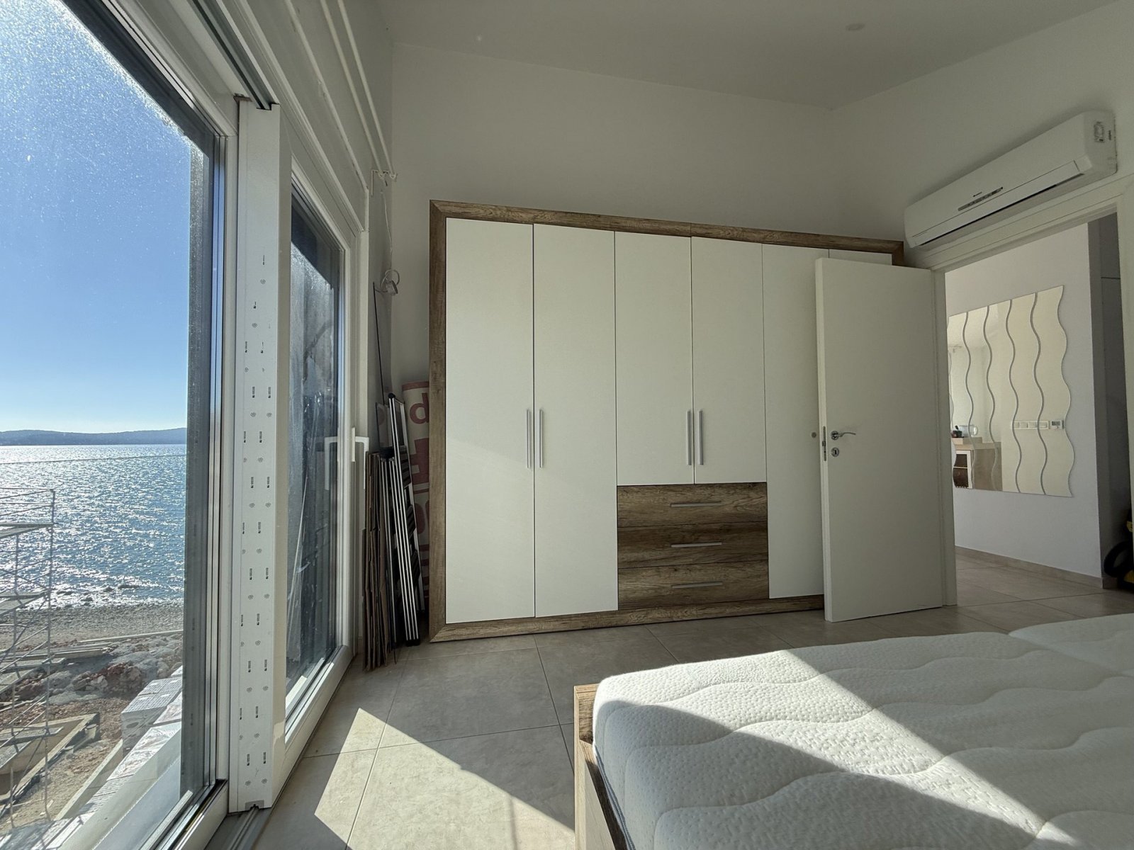 Penthouse in erster Strandreihe mit 45 m² Terrasse und separatem Apartment, Bibinje, Kroatien