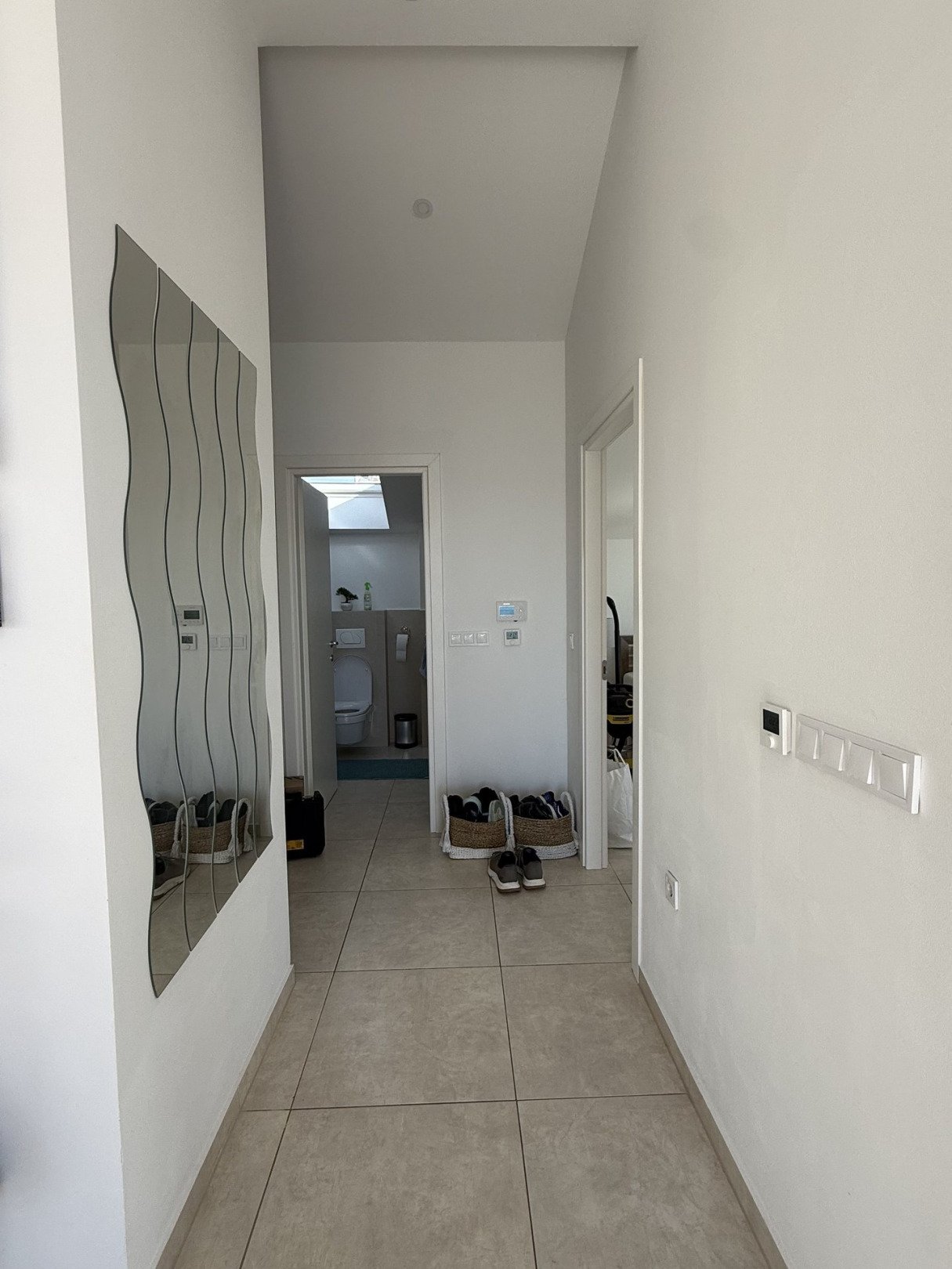 Penthouse in erster Strandreihe mit 45 m² Terrasse und separatem Apartment, Bibinje, Kroatien