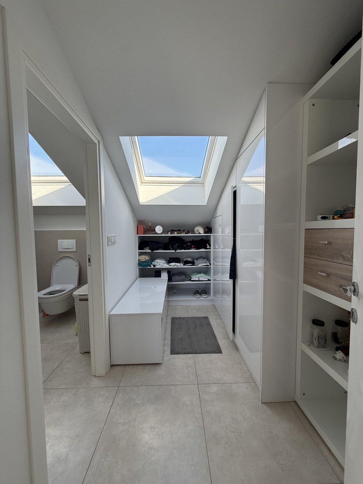 Penthouse in erster Strandreihe mit 45 m² Terrasse und separatem Apartment, Bibinje, Kroatien