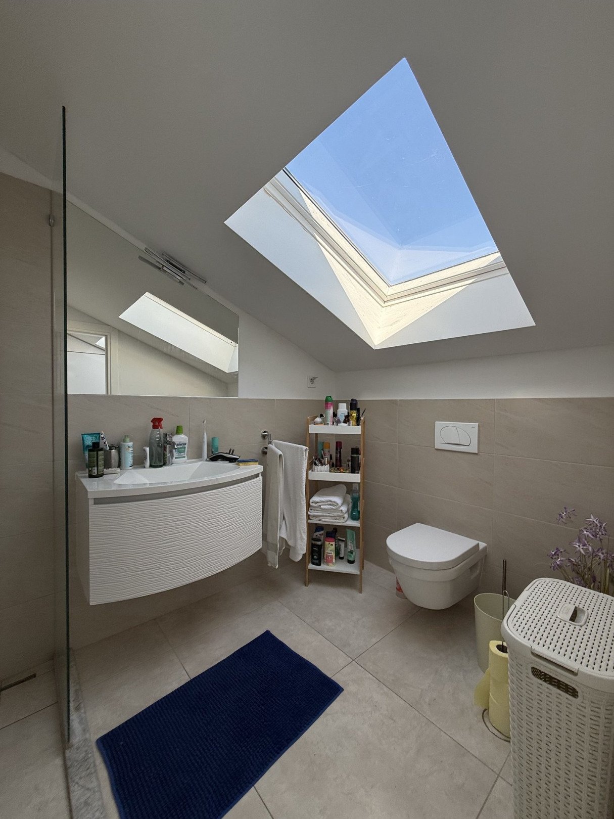 Penthouse in erster Strandreihe mit 45 m² Terrasse und separatem Apartment, Bibinje, Kroatien