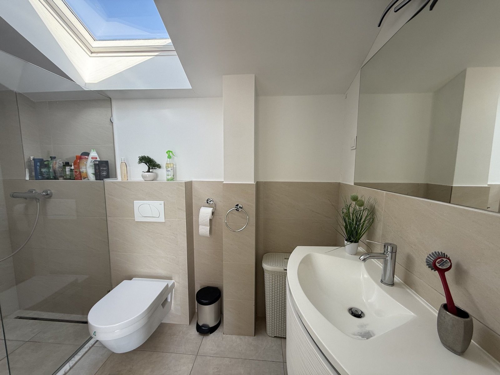 Penthouse in erster Strandreihe mit 45 m² Terrasse und separatem Apartment, Bibinje, Kroatien