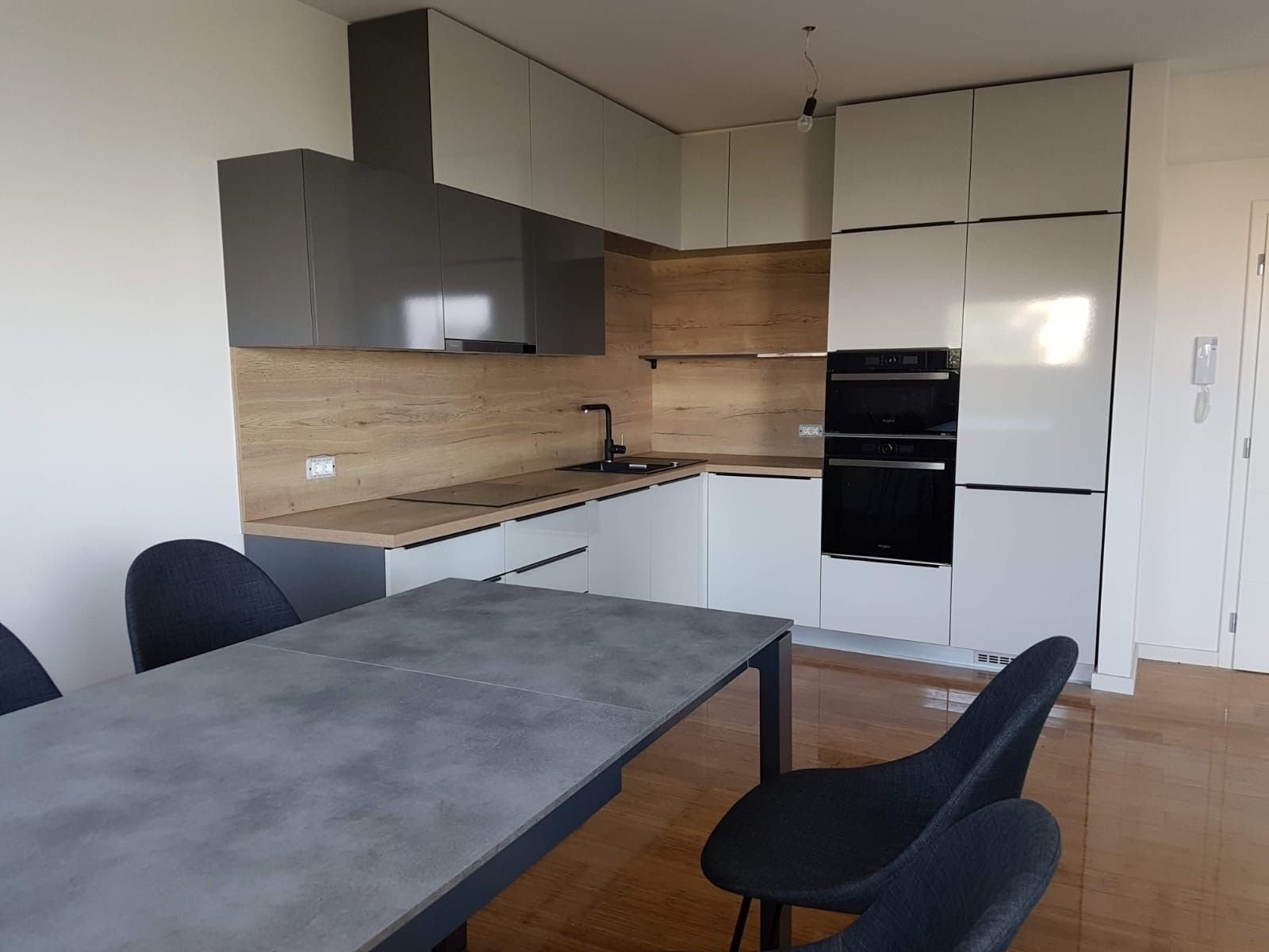 Neue Wohnung mit 2 Schlafzimmern und zwei Garagenstellplätzen am Meer, Zadar, Kroatien