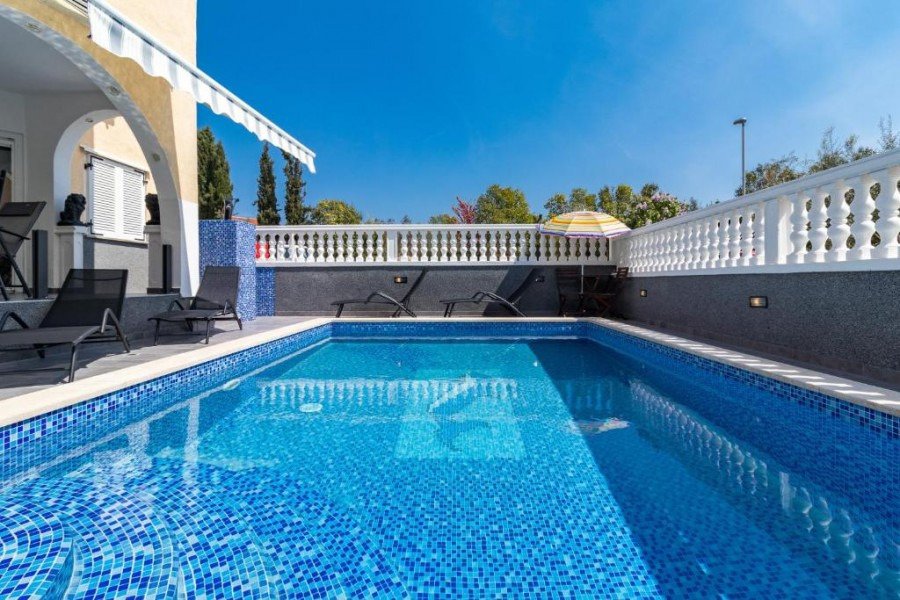 Möbliertes Apartment mit privatem Pool und Garten, 400 m vom Meer entfernt, Medulin, Kroatien
