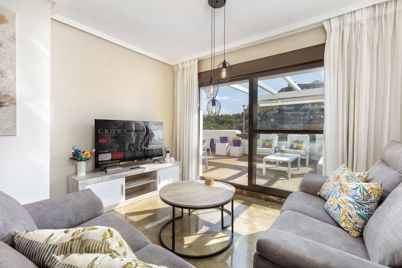 Ferienwohnung mit 2 Schlafzimmern, 45 m² Terrasse und direktem Strandzugang, Estepona, Spanien