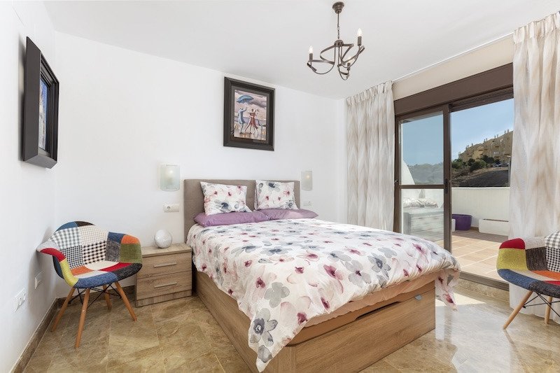 Ferienwohnung mit 2 Schlafzimmern, 45 m² Terrasse und direktem Strandzugang, Estepona, Spanien