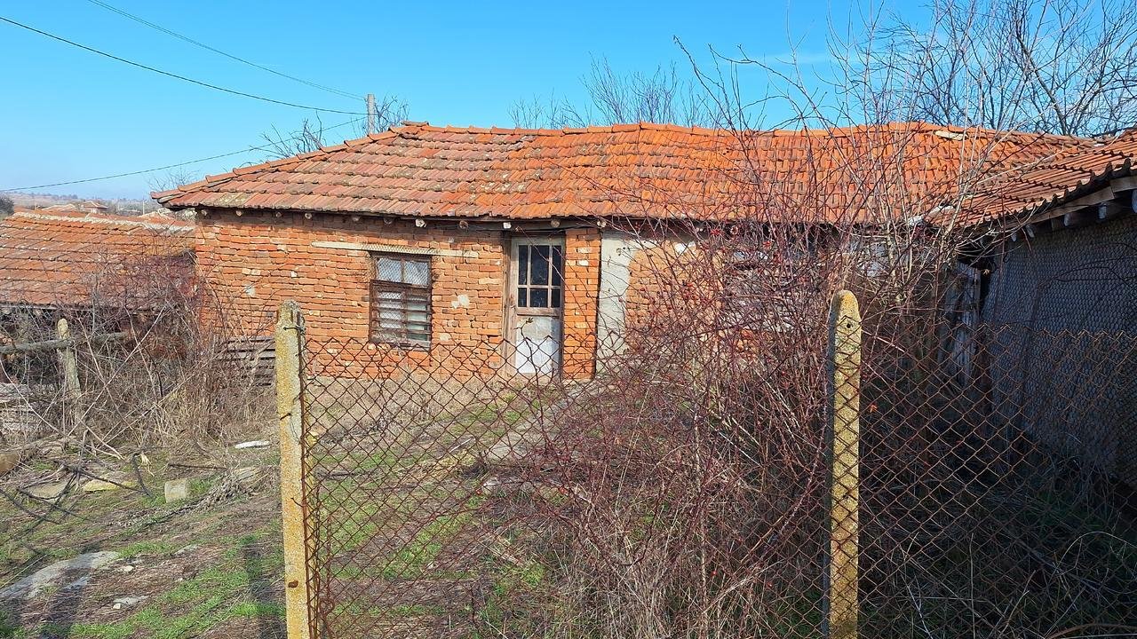 Haus mit großem Hof von 6000 m² in der Nähe von Elhovo, Region Yambol