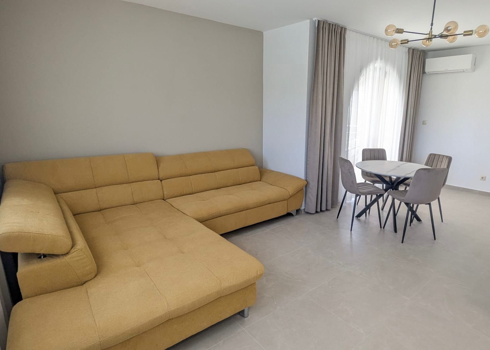 Zweizimmerwohnung im Komplex Grand Village in Kosharitze