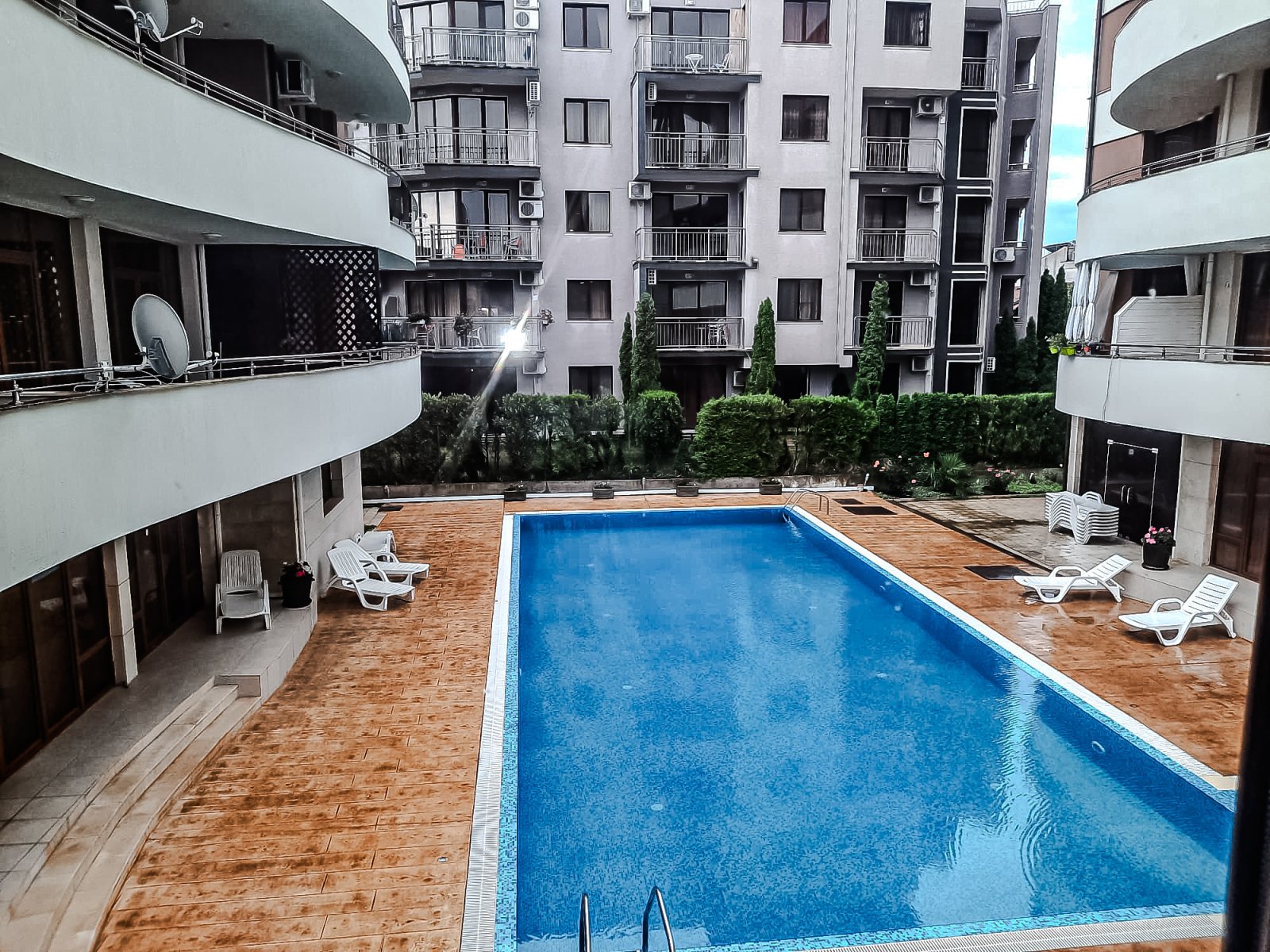 Dreizimmerwohnung im Komplex Eden in Sonnenstrand mit Blick auf den Pool
