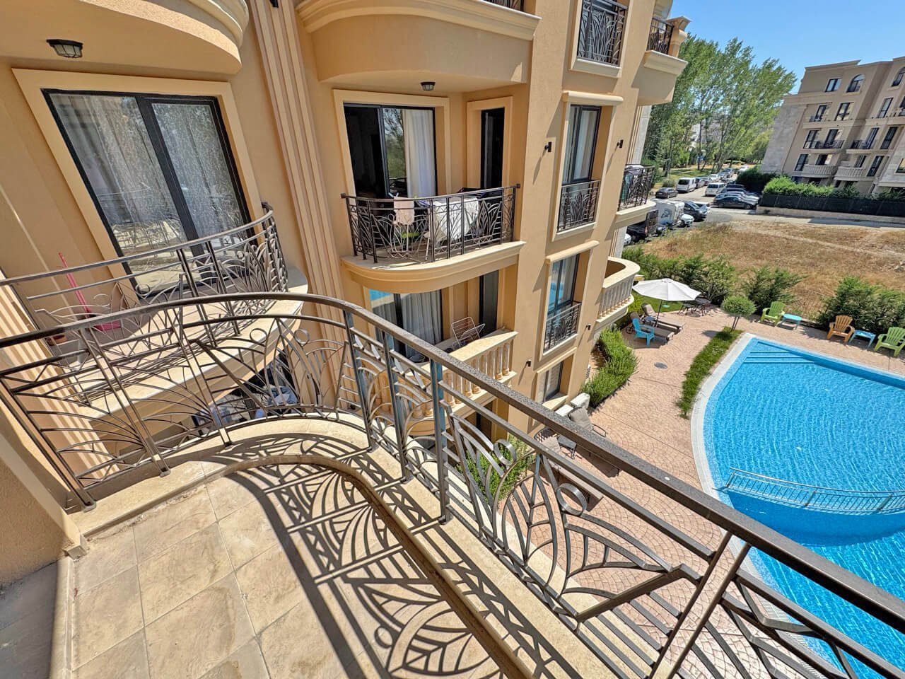 Zweizimmerwohnung ohne Möbel im Komplex „Aphrodite Green“ mit Blick auf den Pool im Sunny Beach