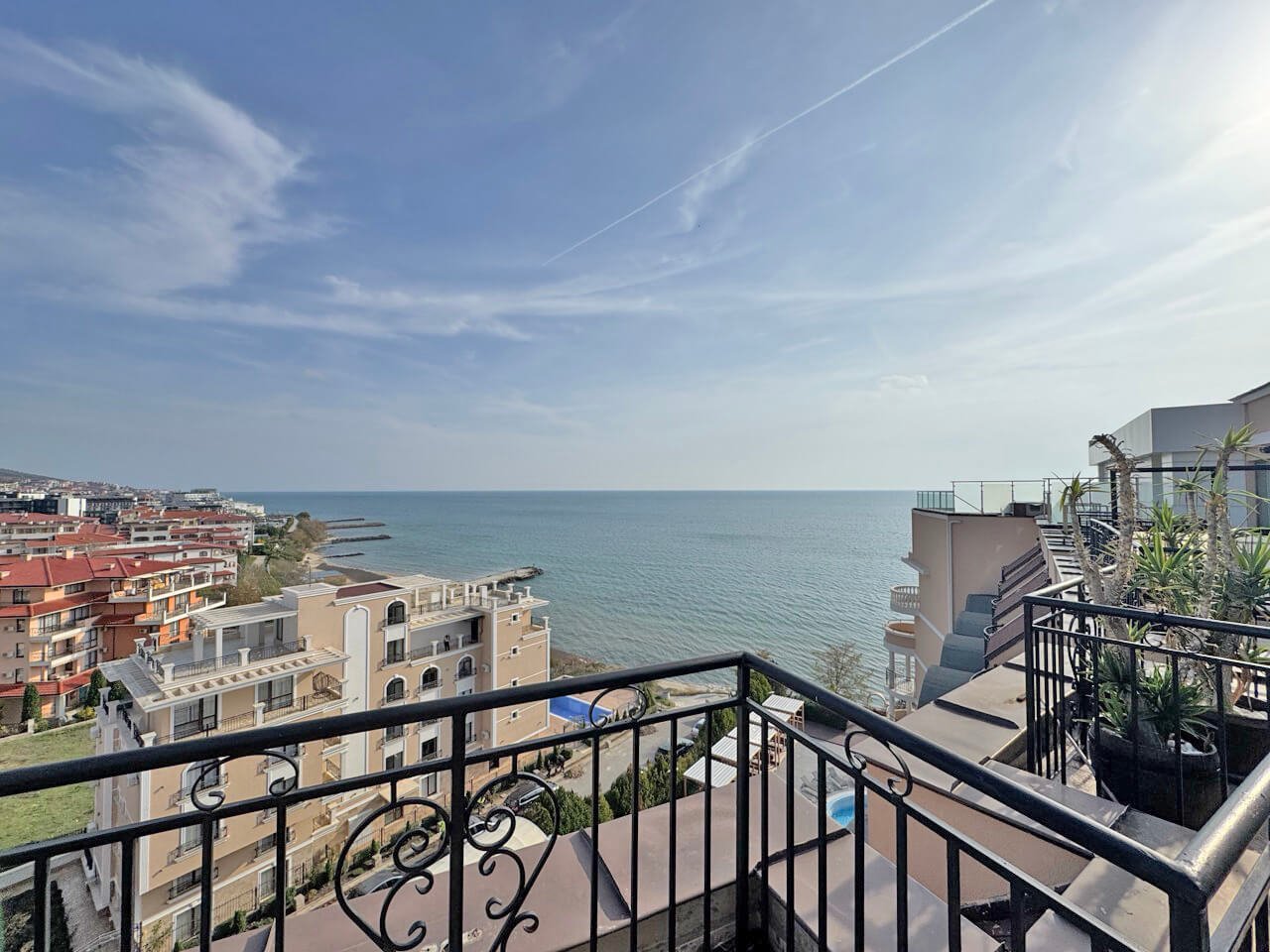 Zweizimmerwohnung mit Meerblick im Grand-Hotel-Komplex in Sveti Vlas, Bulgarien.