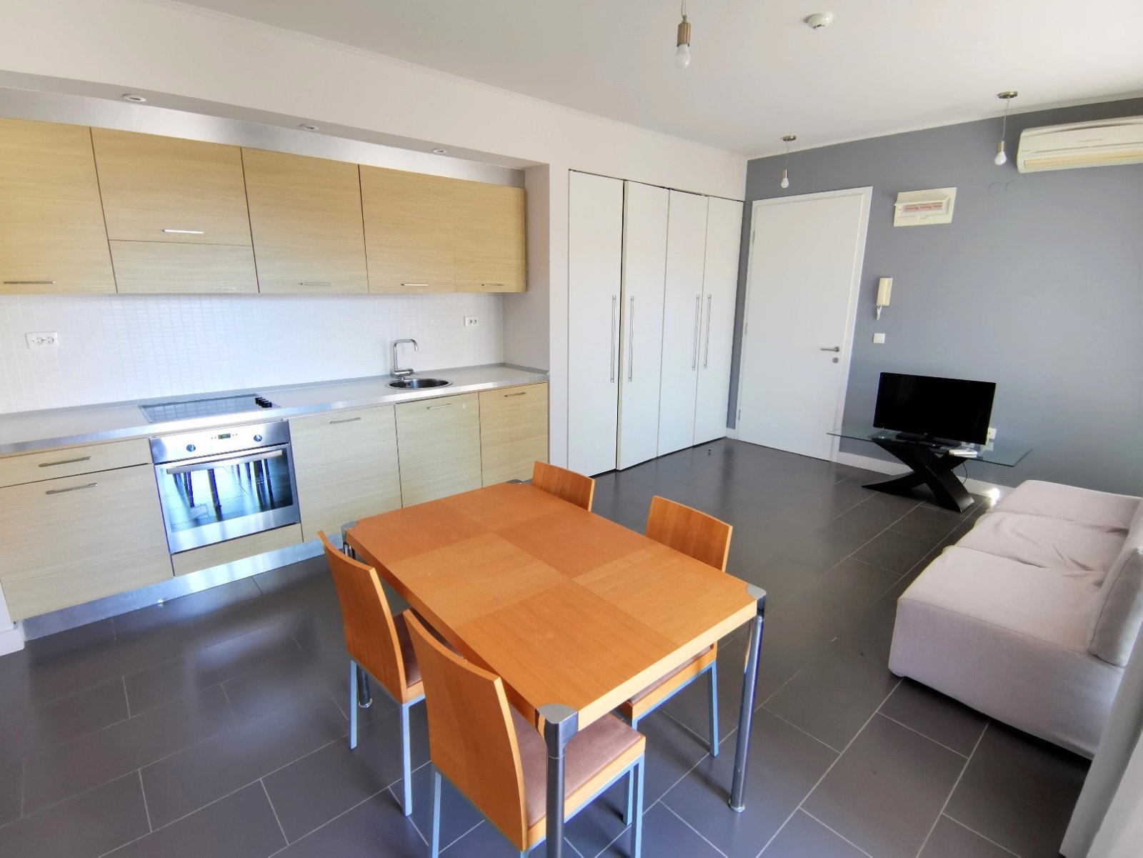 Möblierte Wohnung mit Meer- und Bergblick in einer luxuriösen Wohnanlage in erster Meereslinie in Obzor