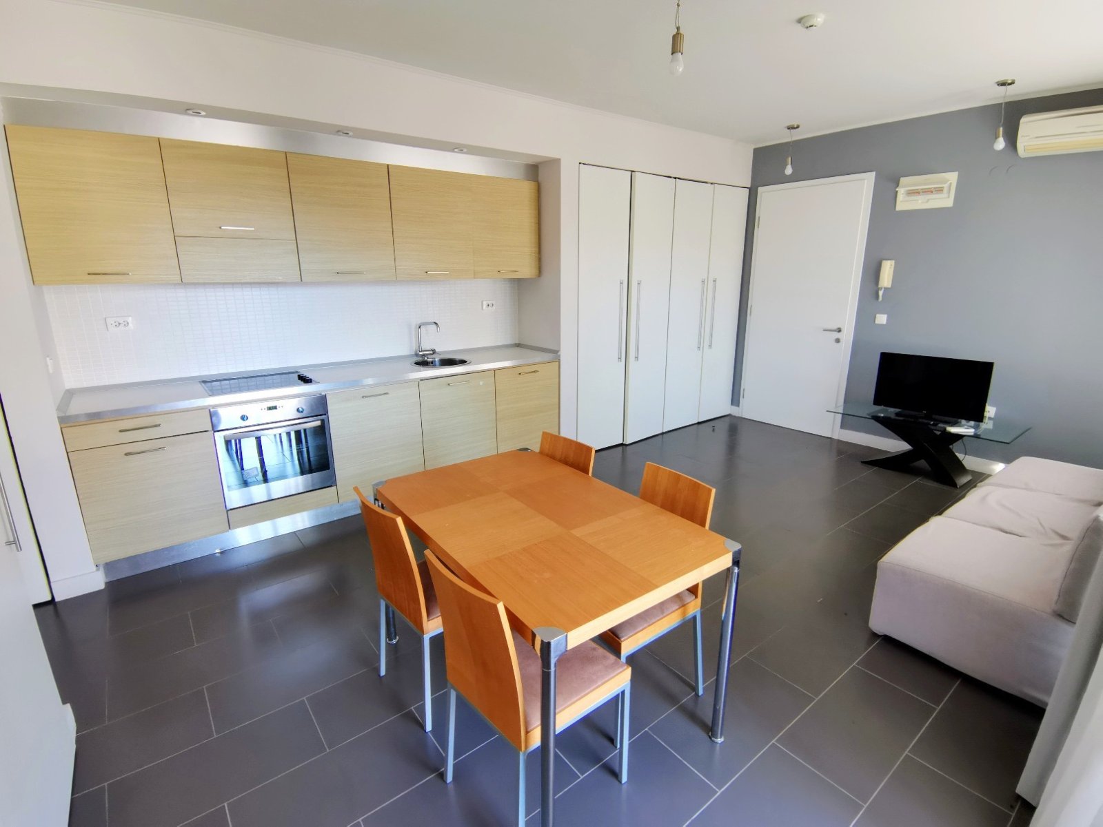 Möblierte Wohnung mit Meer- und Bergblick in einer luxuriösen Wohnanlage in erster Meereslinie in Obzor