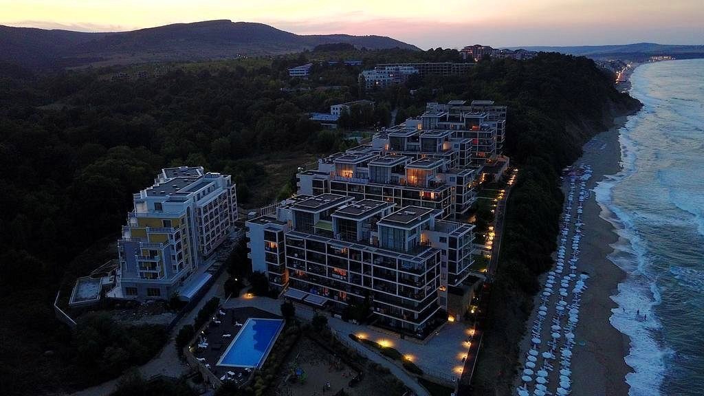 Möblierte Wohnung mit Meer- und Bergblick in einer luxuriösen Wohnanlage in erster Meereslinie in Obzor
