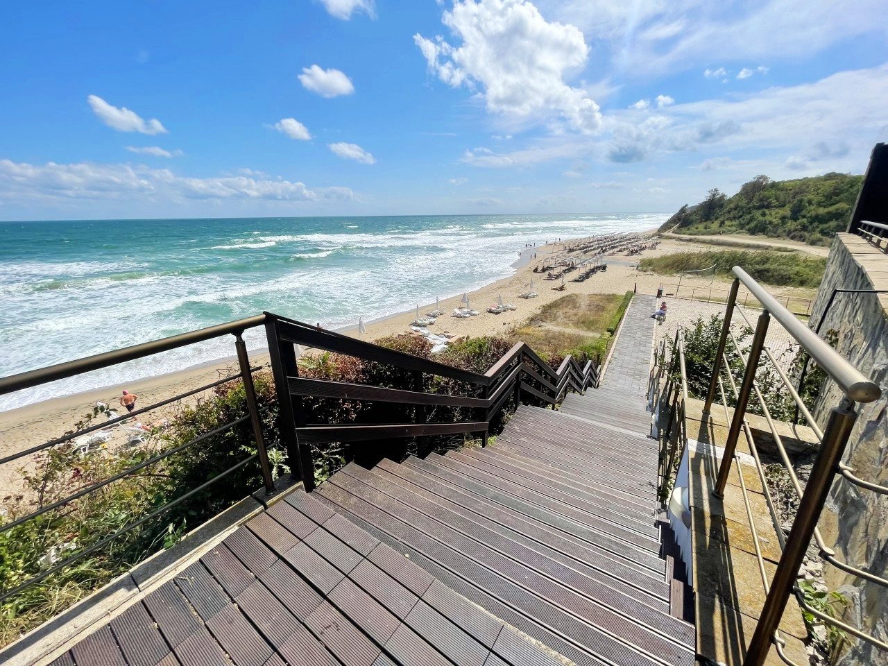 Möblierte Wohnung mit Meer- und Bergblick in einer luxuriösen Wohnanlage in erster Meereslinie in Obzor