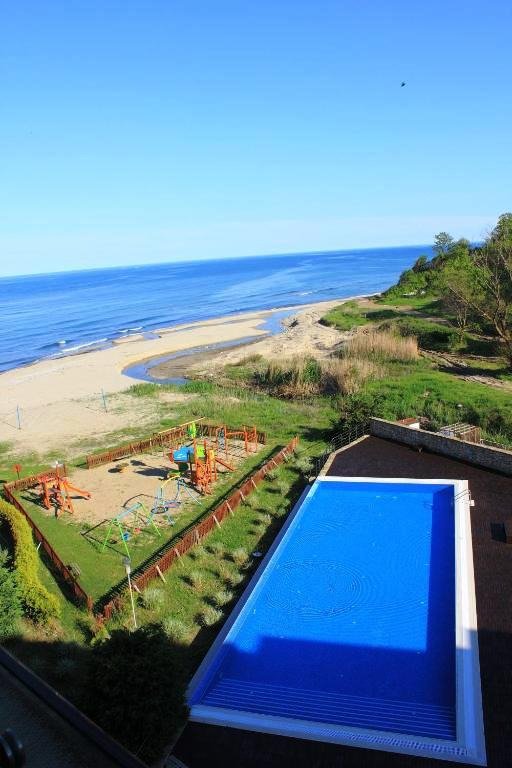 Möblierte Wohnung mit Meer- und Bergblick in einer luxuriösen Wohnanlage in erster Meereslinie in Obzor
