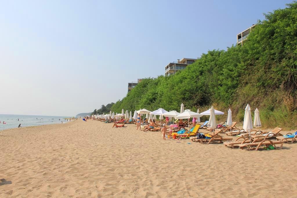 Möblierte Wohnung mit Meer- und Bergblick in einer luxuriösen Wohnanlage in erster Meereslinie in Obzor