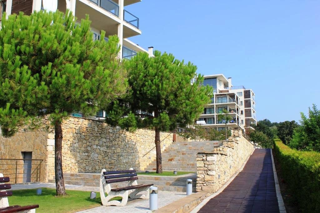 Möblierte Wohnung mit Meer- und Bergblick in einer luxuriösen Wohnanlage in erster Meereslinie in Obzor