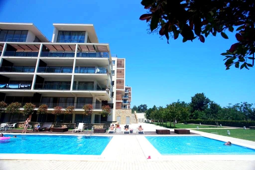 Möblierte Wohnung mit Meer- und Bergblick in einer luxuriösen Wohnanlage in erster Meereslinie in Obzor
