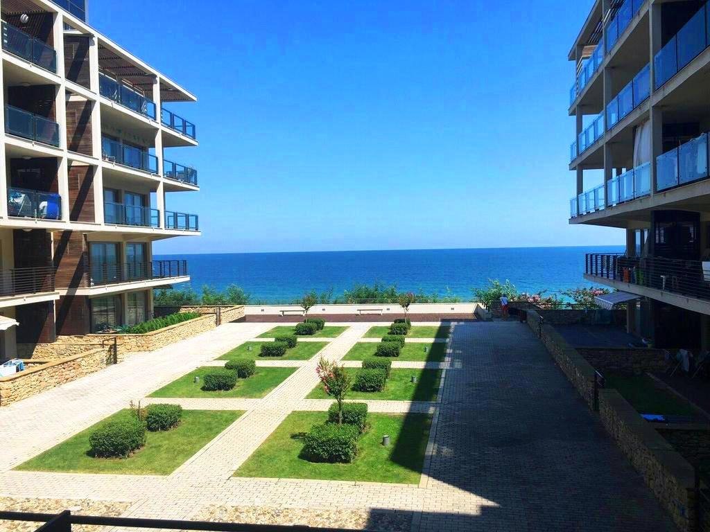 Möblierte Wohnung mit Meer- und Bergblick in einer luxuriösen Wohnanlage in erster Meereslinie in Obzor